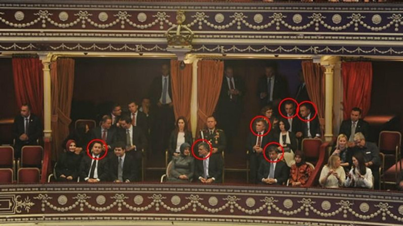 Kraliçe Elizabeth'in locasında Abdullah Gül'e eşlik eden isimler